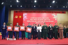 Thường trực Ban Bí thư Trần Cẩm Tú cùng các đồng chí lãnh đạo Trung ương trao quà cho lực lượng vũ trang và lãnh đạo bệnh viện tỉnh Lào Cai. (Ảnh: Phương Hoa/TTXVN)