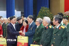 Thường trực Ban Bí thư Trần Cẩm Tú trao quà cho các gia đình chính sách, người có công tỉnh Lào Cai. (Ảnh: Phương Hoa/TTXVN)