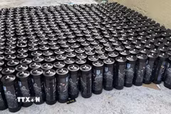 Các bình khí cười bị lực lượng chức năng thu giữ. (Ảnh: TTXVN phát)