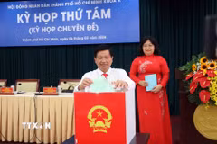 Các đại biểu bỏ phiếu bầu bổ sung Phó Chủ tịch Hội đồng Nhân dân Thành phố và Ủy viên Ủy ban Thành phố khóa X. (Ảnh: Xuân Khu/TTXVN)