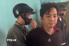 Trần Dương Hoàng (35 tuổi) ngụ ấp Thành Đông, xã Ninh Điền, tỉnh Tây Ninh bị Cơ quan chức năng bắt giữ. (Ảnh: TTXVN phát)