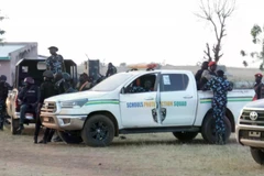 Các sỹ quan cảnh sát đứng gác bên ngoài một trường học ở bang Kebbi, Nigeria, nơi các học sinh bị bắt cóc hồi đầu tuần. (Nguồn: AP)