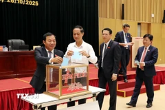 Các đại biểu bỏ phiếu bầu Phó Chủ tịch Hội đồng Nhân dân và Phó Chủ tịch Ủy ban Nhân dân thành phố Hải Phòng. (Ảnh: Mạnh Tú/TTXVN)