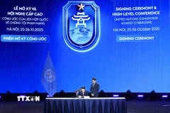 Bộ trưởng Bộ Công an Việt Nam Lương Tam Quang ký Công ước của Liên hợp quốc về Chống tội phạm mạng. (Ảnh: Phương Hoa/TTXVN)