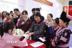 Phát phiếu bầu cho cử tri. (Ảnh: Quý Trung/TTXVN)