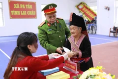 Cử tri tại bản Nậm Sảo 2, xã biên giới Pa Tần làm thủ tục để nhận phiếu bầu tại khu vực bỏ phiếu số 3, bản Nậm Sảo 2, xã biên giới Pa Tần. (Ảnh: Quý Trung/TTXVN)