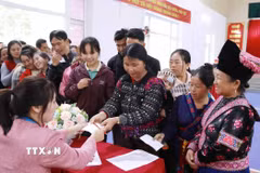 Phát phiếu bầu cho cử tri. (Ảnh: Quý Trung/TTXVN)