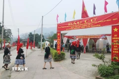 Cử tri tại điểm bầu cử số 2, xã Phong Quang, tỉnh Thái Nguyên thực hiện quyền công dân của mình. (Ảnh: Vũ Hoàng Giang/TTXVN)