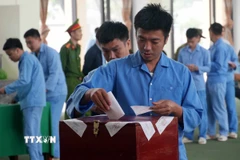 Các cử tri tại Cơ sở cai nghiện ma túy số 1 tỉnh Thanh Hóa thuộc Tổ bầu cử số 2, thôn Kim Sơn, xã Trung Chính phấn khởi bỏ phiếu bầu cử. (Ảnh: Việt Hoàng/TTXVN)