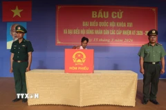 Người dân ấp Khai Long, xã Đất Mũi tham gia bỏ phiếu. (Ảnh: Tuấn Phi/TTXVN)