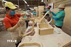 Một dây chuyền sản xuất đồ gỗ nội thất xuất khẩu. (Ảnh: Vũ Sinh/TTXVN)