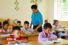 Giáo viên Điểm trường Tiểu học bản Na Ngân (thuộc Trường Phổ thông dân tộc bán trú Tiểu học Nga My, tỉnh Nghệ An). (Ảnh: Xuân Tiến/TTXVN)