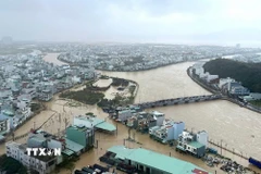 Nhiều khu vực tại phường Quy Nhơn Đông (tỉnh Gia Lai) ngập sâu trong nước. (Ảnh: Quang Thái/TTXVN)