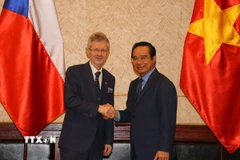 Chủ tịch Thượng viện Quốc hội Cộng hòa Séc Milos Vystrcil với Chủ tịch Ủy ban Nhân dân Thành phố Hồ Chí Minh Nguyễn Văn Được (phải) tại buổi tiếp. (Ảnh: Thanh Vũ/TTXN)