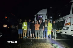 Những lái xe được lực lượng Cảnh sát Giao thông giải cứu sau 2 ngày mắc kẹt trên đèo Khánh Lê. (Ảnh: TTXVN phát)