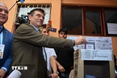 Ông Rodrigo Paz bỏ phiếu tại điểm bầu cử ở Tarija, Bolivia ngày 19/10. (Ảnh: THX/TTXVN)