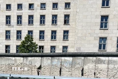 36 năm sau khi bức tường Berlin sụp đổ (9/11/1989), những mảnh bê tông từng chia đôi nước Đức vẫn nằm rải rác như một chứng nhân của lịch sử. (Ảnh: Phương Hoa/TTXVN)