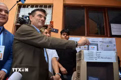 Ông Rodrigo Paz bỏ phiếu tại điểm bầu cử ở Tarija, Bolivia ngày 19/10. (Ảnh: THX/TTXVN)