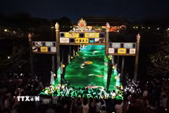 Trình diễn 3D mapping họa tiết cung đình ở cầu Trung Đạo trong đêm “Hoàng cung huyền ảo” tại Đại Nội Huế. (Ảnh: Nguyên Lý/TTXVN)