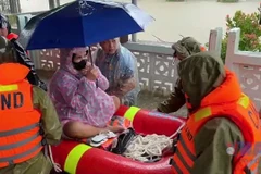 Công an Đắk Lắk vượt lũ đưa sản phụ đến Trạm Y tế an toàn