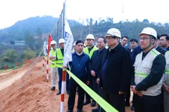 Thủ tướng Phạm Minh Chính kiểm tra công trường dự án tuyến đường cao tốc cửa khẩu Hữu Nghị-Chi Lăng. (Ảnh: Dương Giang/TTXVN)