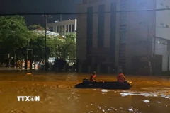 Trong đêm, lực lượng cứu hộ, cứu nạn vẫn tích cực hoạt động vì sự an toàn cho người dân. (Ảnh: Quốc Đạt/TTXVN)
