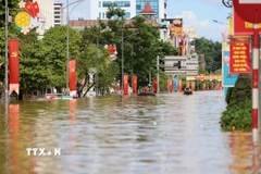 Ngập lụt trên tuyến đường Hoàng Văn Thụ, phường Phan Đình Phùng, tỉnh Thái Nguyên. (Ảnh: Nhật Anh/TTXVN)