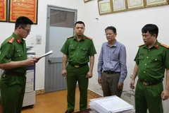 Cơ quan điều tra tiến hành bắt giữ Trần Hồng Hà, Phó Giám đốc Trung tâm Kiểm định kỹ thuật an toàn khu vực 2. (Ảnh: Công an cung cấp)