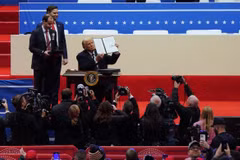 Tân Tổng thống Mỹ Donald Trump ký sắc lệnh sau lễ nhậm chức tại Washington, DC. (Ảnh: THX/TTXVN)