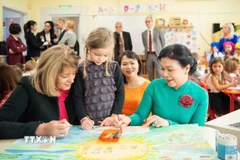 Tại lớp học vẽ, hai Phu nhân cùng các em nhỏ hoàn thiện bức tranh chung về tình hữu nghị Việt Nam-Bulgaria. (Ảnh: TTXVN)