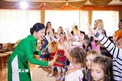 Bà Ngô Phương Ly, Phu nhân Tổng Bí thư Tô Lâm tặng quà cho các em nhỏ Trường mầm non số 2 “Zvanche” ở thủ đô Sofia. (Ảnh: TTXVN)