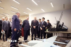 Tổng Bí thư Tô Lâm và Tổng thống Bulgaria Rumen Radev thăm quan các sản phẩm trưng bày. (Ảnh: Thống Nhất/TTXVN)