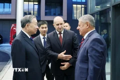 Tổng thống Bulgaria Rumen Radev và lãnh đạo doanh nghiệp quốc phòng Samel 90 đón Tổng Bí thư Tô Lâm. (Ảnh: Thống Nhất/TTXVN)