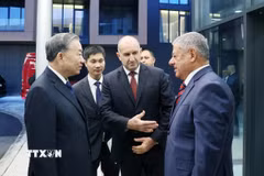 Tổng thống Bulgaria Rumen Radev và lãnh đạo doanh nghiệp quốc phòng Samel 90 đón Tổng Bí thư Tô Lâm. (Ảnh: Thống Nhất/TTXVN)