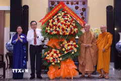 Chủ tịch Quốc hội Trần Thanh Mẫn thay mặt lãnh đạo Đảng, Nhà nước, Mặt trận Tổ quốc Việt Nam tặng hoa, chúc mừng Đại lão hòa thượng Thích Trí Quảng, Đức Pháp chủ Hội đồng Chứng minh Giáo hội Phật giáo Việt Nam. (Ảnh: Văn Điệp/TTXVN)