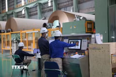 Nhà máy Công ty TNHH Kraft of Asia Paperboard & Packaging (KOA), với ngành nghề sản xuất bao bì carton, là doanh nghiệp đi tiên phong trong áp dụng công nghệ sạch, sản xuất xanh. (Ảnh: Hoàng Nhị/TTXVN)