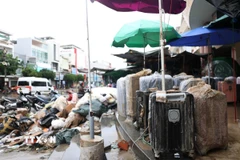 Hàng hóa của tiểu thương chợ Tuy Hòa bị thiệt hại khi nước lũ dâng cao. (Ảnh: Tuấn Anh/TTXVN)