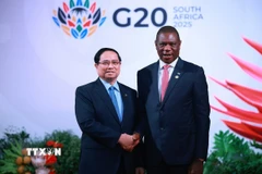 Phó Tổng thống Nam Phi Paul Mashatile đón Thủ tướng Phạm Minh Chính tham dự khai mạc Hội nghị Thượng đỉnh G20. (Ảnh: Dương Giang/TTXVN)