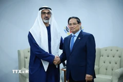 Thủ tướng Phạm Minh Chính gặp Hoàng Thái tử Abu Dhabi thuộc Các Tiểu vương quốc Arab Thống nhất (UAE) Khaled bin Mohamed bin Zayed Al Nahyan. (Ảnh: Dương Giang/TTXVN)