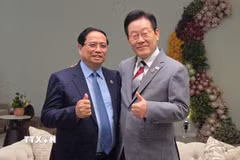 Thủ tướng Phạm Minh Chính gặp Tổng thống Hàn Quốc Lee Jae-myung. (Ảnh: TTXVN phát)