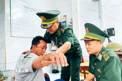 Quân y Đồn Biên phòng Gành Hào chăm sóc sức khỏe cho thuyền viên gặp nạn. (Ảnh: TTXVN phát)
