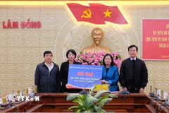 Bà Bùi Thị Minh Hoài trao 20 tỷ đồng của Ủy ban Trung ương Mặt trận Tổ quốc Việt Nam cho tỉnh Lâm Đồng khắc phục thiệt hại do thiên tai, mưa lũ. (Ảnh: Nguyễn Dũng/TTXVN)