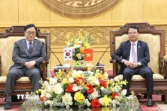Chủ tịch Quốc hội Hàn Quốc Woo Won Shik (trái) làm việc với Bí thư Tỉnh ủy Ninh Bình Đặng Xuân Phong. (Ảnh: Công Luật/TTXVN)