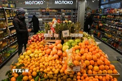 Người dân chọn mua hàng tại một siêu thị ở Moskva, Nga. (Ảnh: AFP/TTXVN)