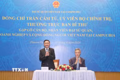 Thường trực Ban Bí thư Trần Cẩm Tú gặp gỡ cộng đồng, doanh nghiệp Việt Nam tại Campuchia. (Ảnh: Phương Hoa/TTXVN)