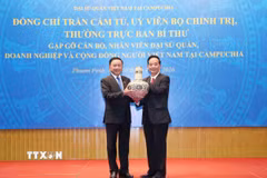 Thường trực Ban Bí thư Trần Cẩm Tú tặng quà lưu niệm cho cộng đồng người Việt Nam tại Campuchia. (Ảnh: Phương Hoa/TTXVN)