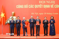 Tổng Bí thư, Chủ tịch nước Tô Lâm trao Quyết định của Bộ Chính trị về việc chỉ định Ban Chấp hành, Ban Thường vụ, Bí thư, Phó Bí thư Đảng ủy Quốc hội nhiệm kỳ 2025 -2030 cho Chủ tịch Quốc hội Trần Thanh Mẫn và các Phó Chủ tịch Quốc hội. (Ảnh: Doãn Tấn/TTXVN)
