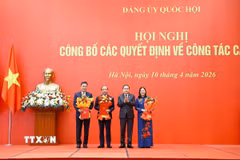 Chủ tịch Quốc hội Trần Thanh Mẫn trao Quyết định và tặng hoa cho các Bí thư các Đảng ủy: Ủy ban Pháp luật và Tư pháp; Ủy ban Dân nguyện và Giám sát, Kiểm toán nhà nước nhiệm kỳ 2025-2030. (Ảnh: Doãn Tấn/TTXVN)