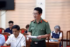 ĐạI diện lãnh đạo Công an tỉnh Tuyên Quang thông tin với báo chí tại cuộc họp báo chiều 9/7. (Ảnh: Quang Cường/TTXVN)