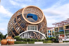 Nhà hát Đó (Phường Bắc Nha Trang) có kiến trúc độc đáo là nơi tổ chức nhiều chương trình nghệ thuật, văn hóa và giải trí đặc sắc dành cho du khách khi đến Khánh Hòa. (Ảnh: Nguyễn Thành/TTXVN)